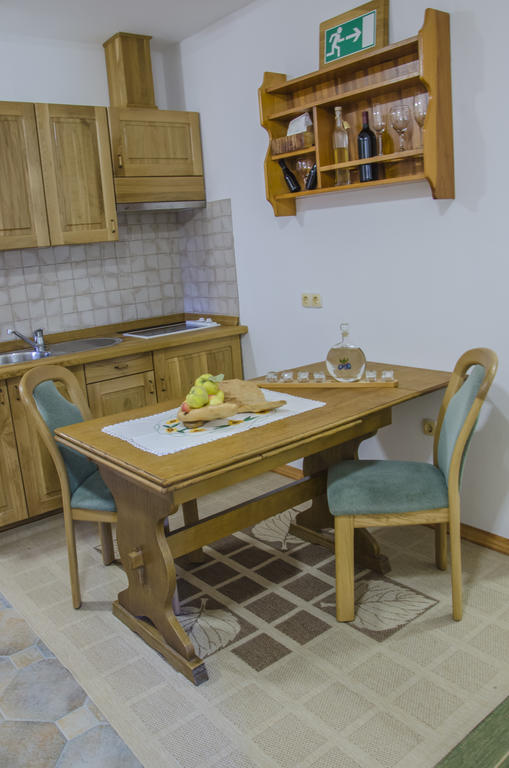Miskar Rooms Cerknica Bagian luar foto
