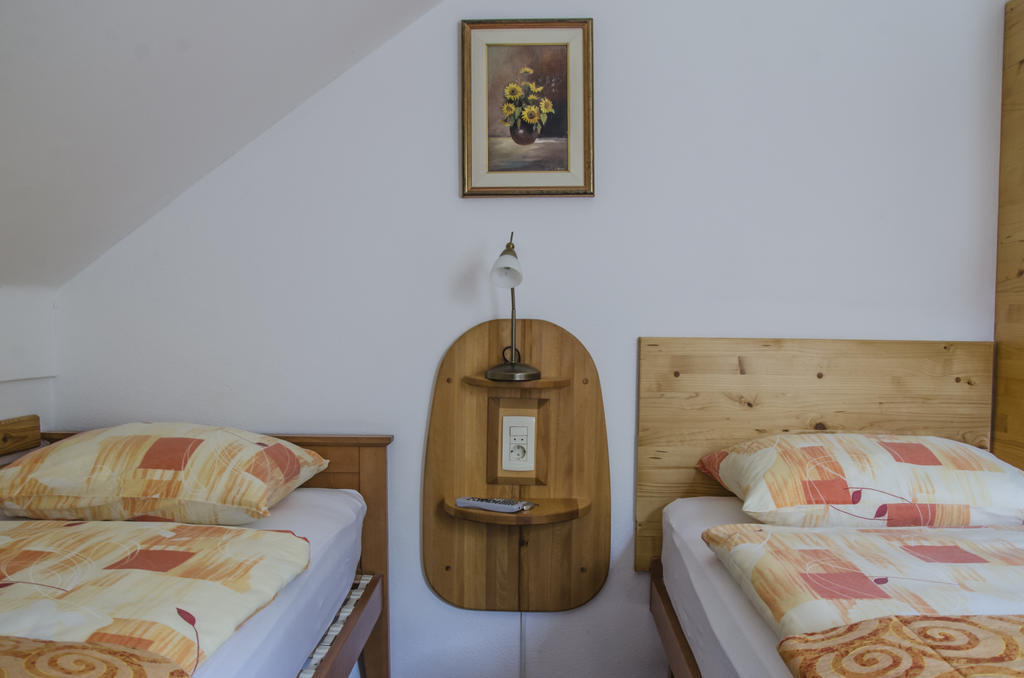 Miskar Rooms Cerknica Bagian luar foto